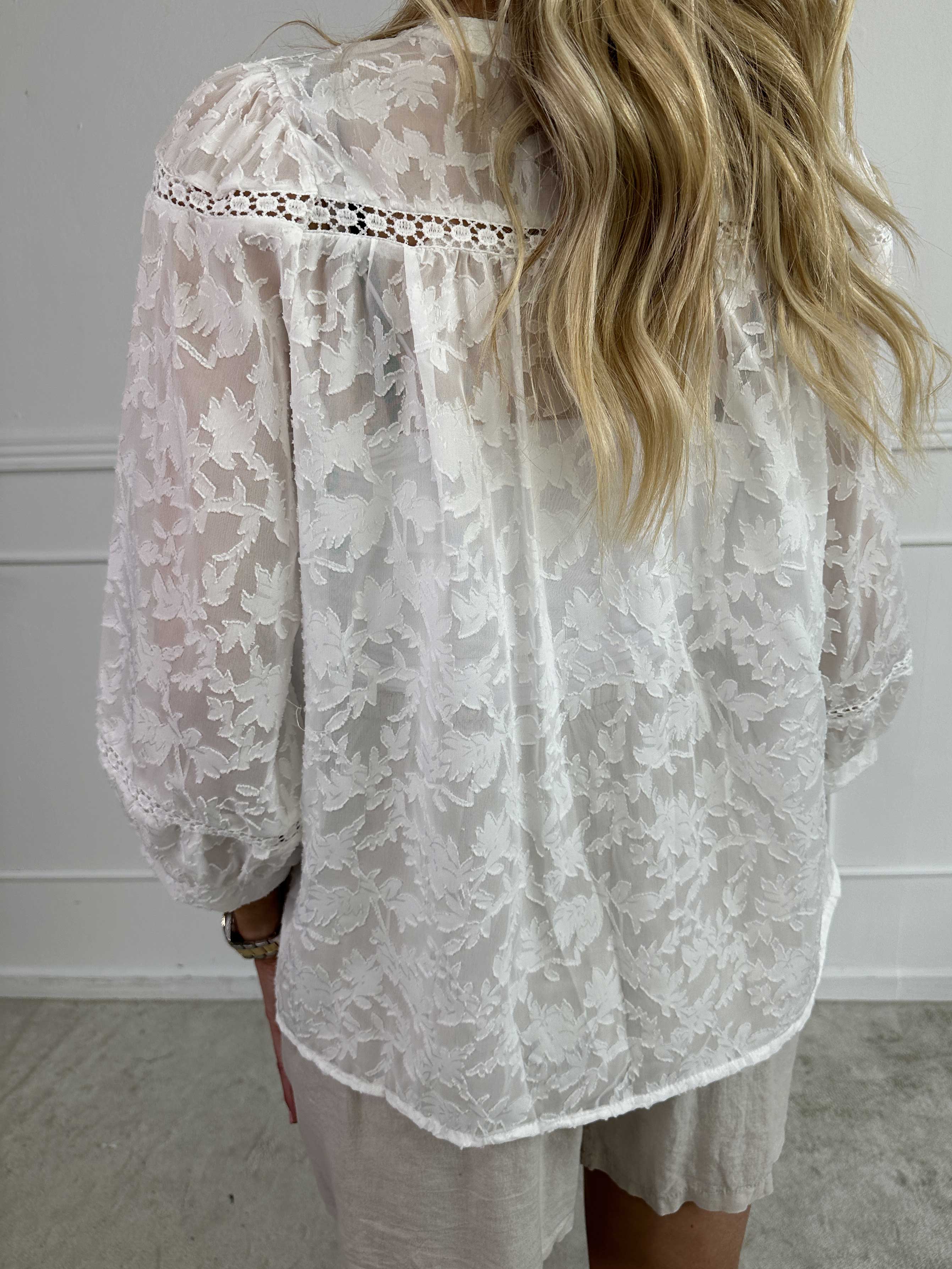 Brienne - Sød blondetunika med broderinger